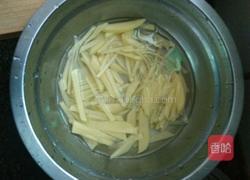 土豆丝辣椒丝拌面的做法图解1