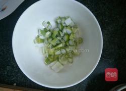 土豆丝辣椒丝拌面的做法图解3