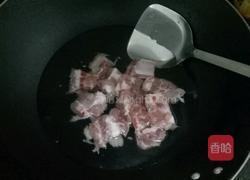 萝卜烧排骨的做法图解1