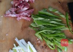 尖椒肉丝浇盖饭的做法图解1