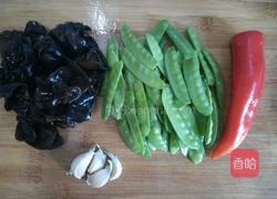 荷兰豆炒木耳的做法图解2