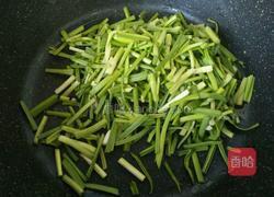 炸豆腐炒青蒜苗的做法图解5