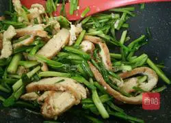 Illustration of how to make fried tofu and stir-fried green garlic sprouts 9