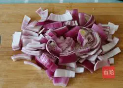 Illustration of how to make fried onions and bacon 2