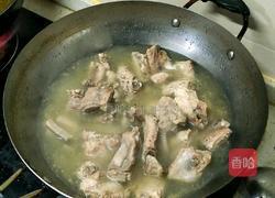 鲁菜大师蒋家常菜酱烧排骨的做法图解2