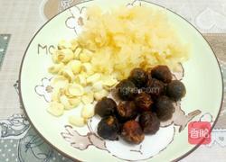 桂圆莲子银耳汤的做法图解1