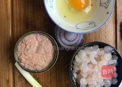 金枪鱼虾仁蛋炒饭的做法图解1
