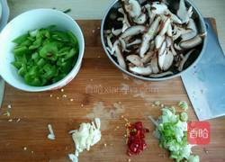 青椒炒香菇的做法图解1