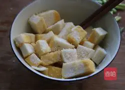 Illustration of how to cook diced steamed buns with garlic moss 3