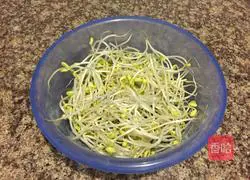 Illustration of how to make fried eggs with soybean sprouts and garlic sprouts 1