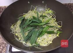 黄豆芽蒜苗炒鸡蛋的做法图解6