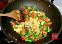 鲁菜大师蒋家常菜炒鸡蛋西红柿蒜苔的做法图解2