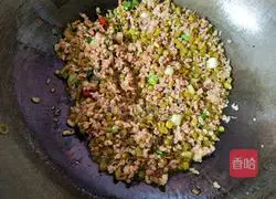 Illustration of how to make sour beans, minced meat and oil and pour dry noodles 6