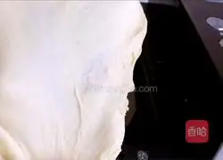 Illustration of making meat floss buns with bayberry sauce 4