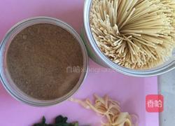 菠菜猪肝粉面的做法图解1
