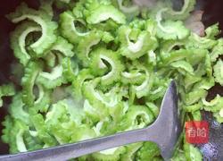 五花肉炒苦瓜的做法图解2