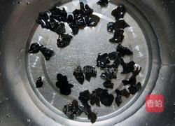 木耳小白菜肉的做法图解1