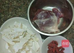 淮山瘦肉枸杞汤的做法图解2
