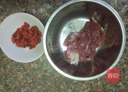淮山瘦肉枸杞汤的做法图解4