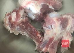 酸菜炖大骨棒的做法图解1