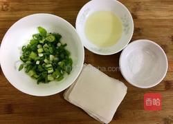 馄饨皮葱油饼的做法图解1