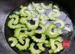 红罗卜清炒苦瓜的做法图解3