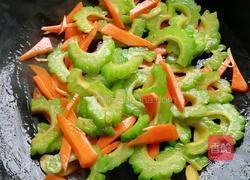 红罗卜清炒苦瓜的做法图解7