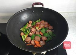 尖椒炒红肠的做法图解8
