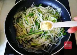 Illustration of how to stir-fry leeks with shredded potatoes 13