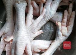 鸡爪子炖土豆的做法图解1