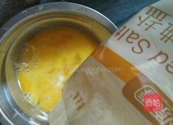 热狗炒鸡蛋的做法图解2