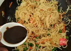 Illustration of how to make black pepper fried noodles 11