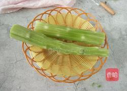 凉拌莴苣坚果的做法图解1