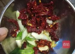 干锅土豆片煸豆角的做法图解2