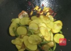干锅土豆片煸豆角的做法图解6