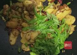 干锅土豆片煸豆角的做法图解8