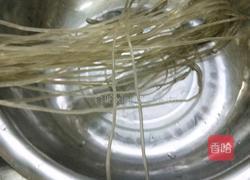 鸡腿粉条炖蘑菇的做法图解2