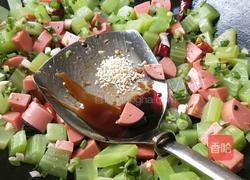 清炒莴笋火腿肠丁的做法图解7