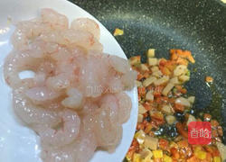 菠萝新吃法~菠萝虾仁五彩饭的做法图解9