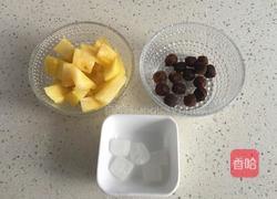 冰糖菠萝桂圆汤的做法图解2