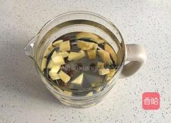 冰糖菠萝桂圆汤的做法图解3