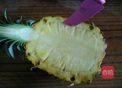如何利用菠萝壳做餐具的做法图解1