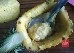 如何利用菠萝壳做餐具的做法图解2