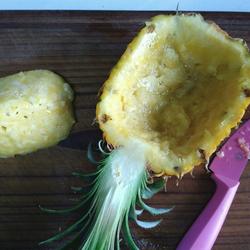 如何利用菠萝壳做餐具的做法[图]