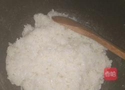 菠萝炒糯米饭的做法图解1