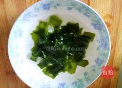 鱼丸裙带菜西红柿方便面的做法图解1