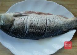 蒜爆鲤鱼的做法图解1
