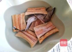 豆腐鸡蛋蒸鳗鱼干的做法图解1