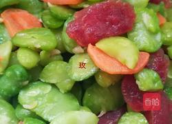 腊肠蚕豆的做法图解1