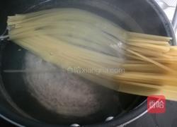 奶油蘑菇培根意面的做法图解3